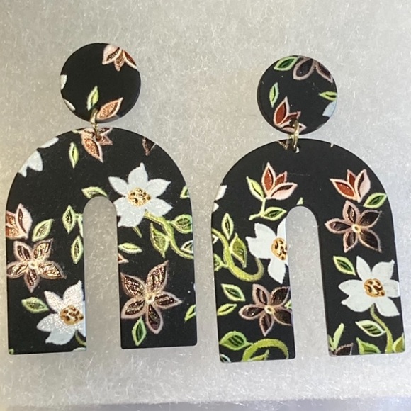 Jewelry - Black Floral Arch Stud Earrings